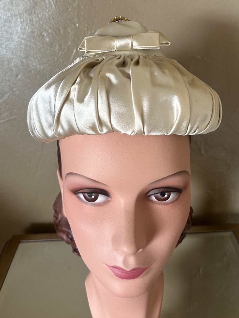 STYLISH 1950s' IVORY GATHERED SATIN COCKTAIL HAT + BOW + RHINESTONE TRIM